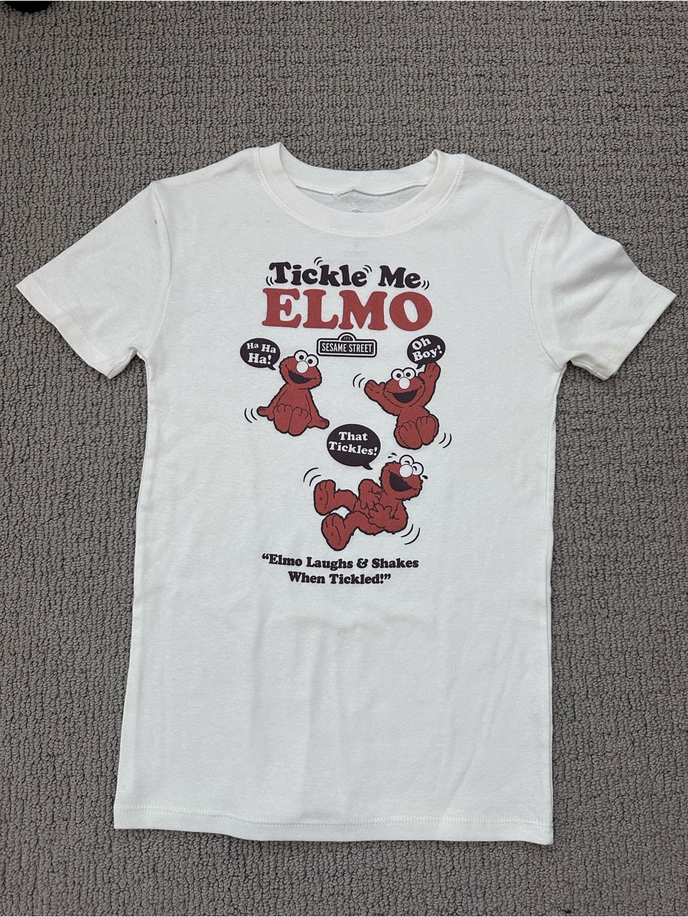 Sesame Street White T-Shirt with Red Elmo 'Tickle Me' Graphic Size Small